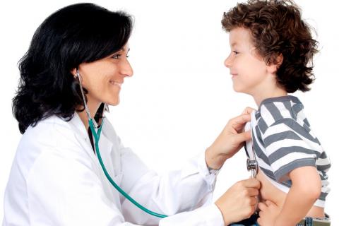 Niño con sarampión en consulta del médico