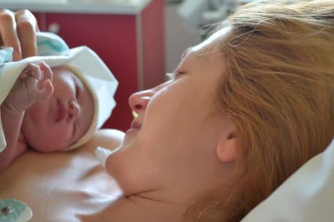 Mujer que ha tenido un bebé tras utilizar la epidural