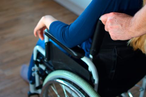 Persona en silla de ruedas por la enfermedad de la ELA