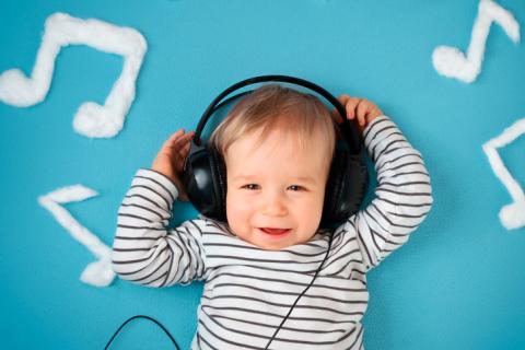 Un bebé escucha música con unos cascos