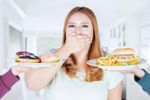 Mujer obesa rechaza comer
