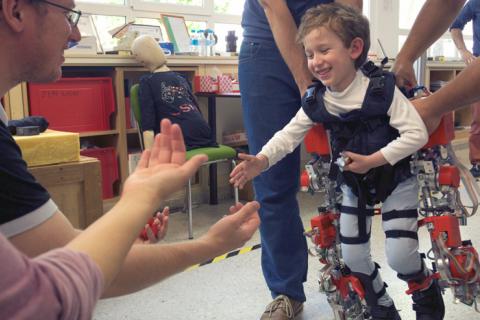 Un exoesqueleto permite caminar a niños con atrofia muscular espinal