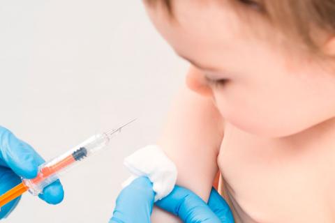 Vacunación de un bebé para prevenir la fiebre tifoidea