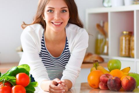 Mujer toma verduras y frutas a diario