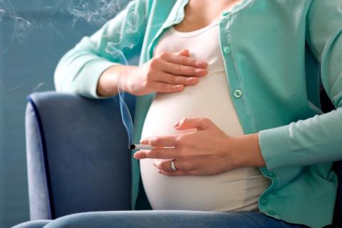 Embarazada fumando