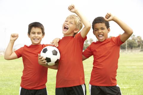 Los niños que juegan al fútbol sacan mejores notas