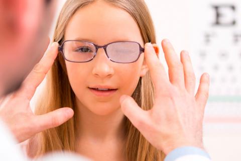 Un oftalmólogo prueba las gafas electrónicas con una niña