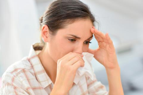 Mujer padece los efectos de la gripe