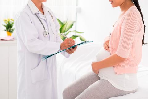 Embarazada en una consulta médica