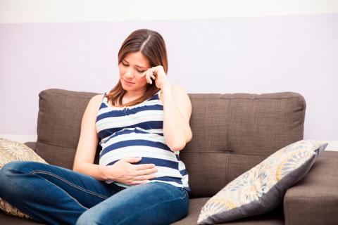 Embarazada llorando debido a alteración de las hormonas