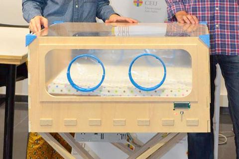Un joven español diseña una incubadora de bajo coste