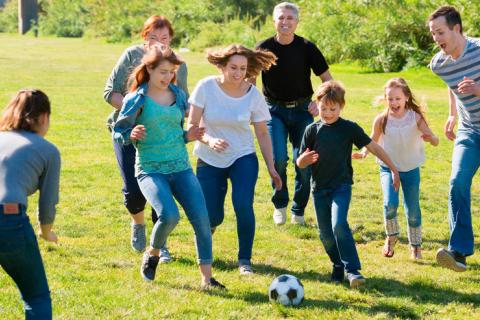 Personas jugando al fútbol para mejorar su salud
