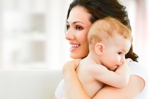 ¿Por qué el bebé se calma en los brazos de su madre?