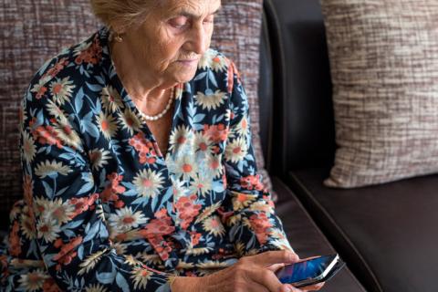 Anciana con alzhéimer usando móvil