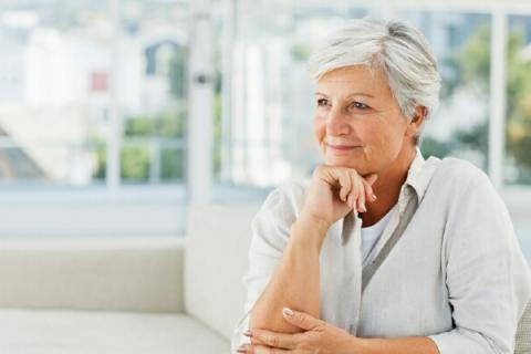 Mujer que sufre síntomas de menopausia