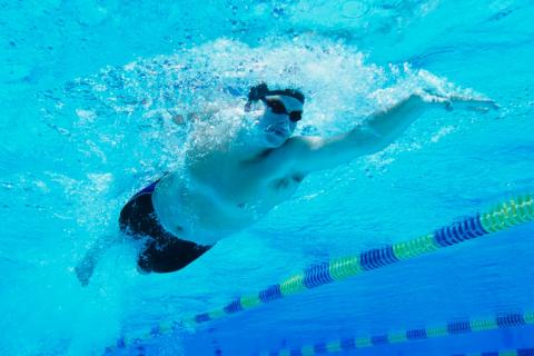 Persona nadando en una piscina con cloro