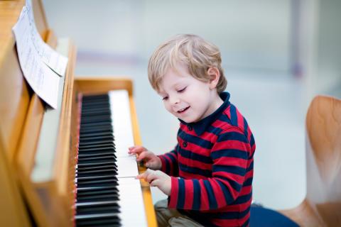Aprender a distinguir sonidos en la infancia facilita el aprendizaje