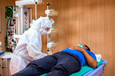 Un paciente de ébola es atendido por un profesional sanitario en un hospital