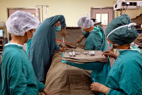 Médico extrayendo médula ósea de un donante
