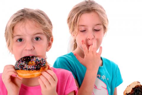 Los expertos instan a los gobiernos a tomar medidas para frenar la obesidad infantil