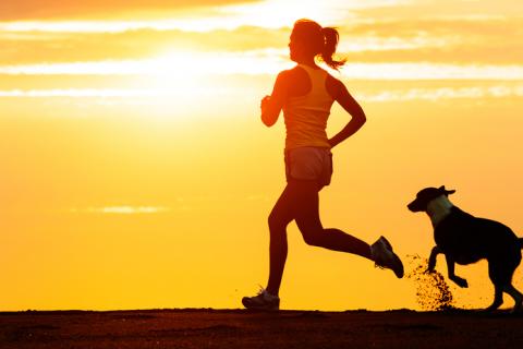 Una mujer hace running en compañía de su perro