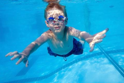 El agua de las piscinas aumenta el riesgo de conjuntivitis