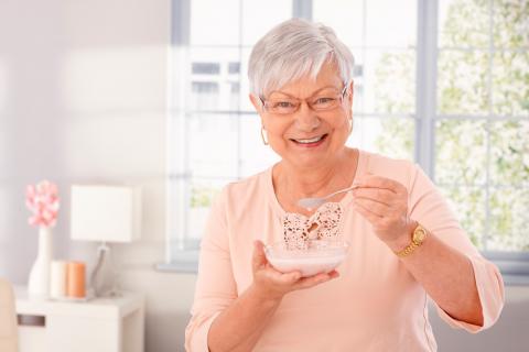 Anciana con alzhéimer comiendo probióticos