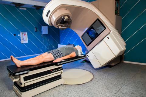 Tratamiento de radioterapia en un hombre
