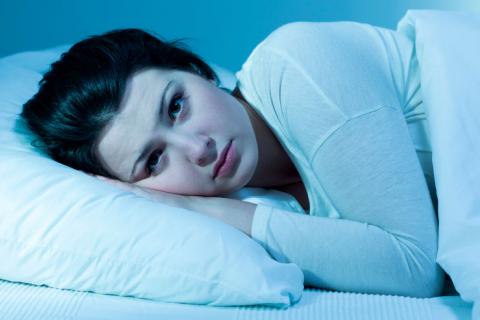 Chica con trastorno del sueño alterados por los ritmos circadianos