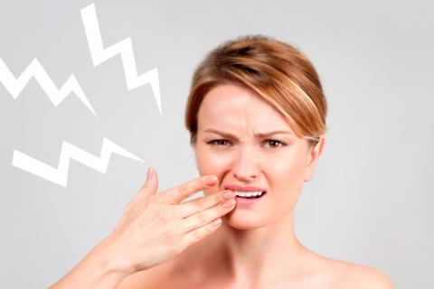 Mujer con problemas de sensibilidad dental