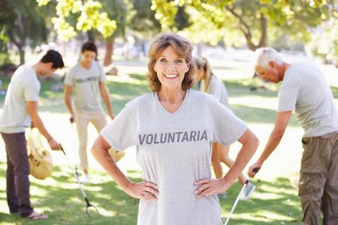 Mujer mayor con camiseta de voluntaria