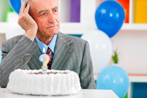 Anciano se siente sólo con riesgo de sufrir alzhéimer