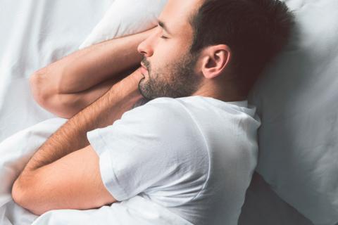 Hombre durmiendo para reforzar su sistema inmune