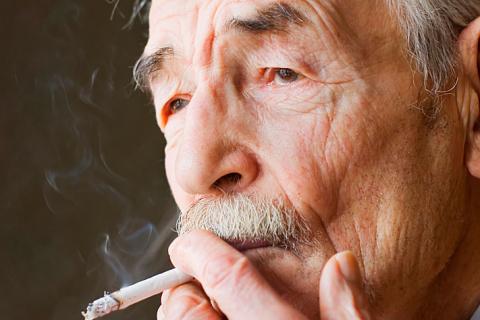 Hombre mayor fumando