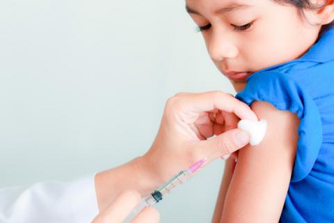 Niño se vacuna contra el VPH