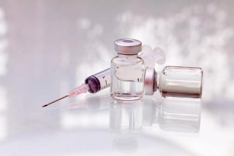 La vacuna contra el papilomavirus, necesaria en niñas, pero no en niños