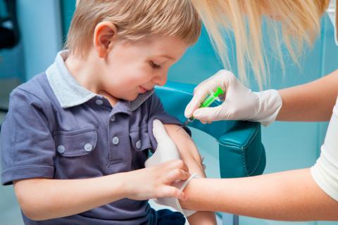Un niño es vacunado contra el sarampión