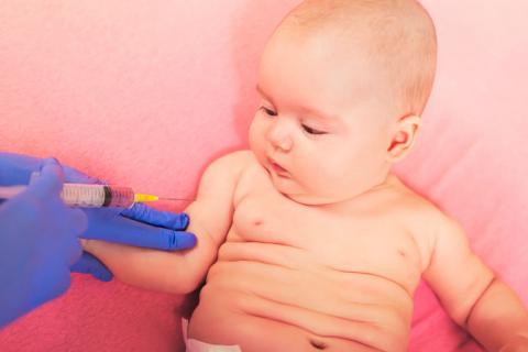 Bebé que está siendo vacunado para prevenir el sarampion