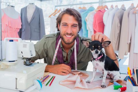 Hombre con perro en su taller de costura