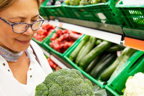 Mujer comprando verduras