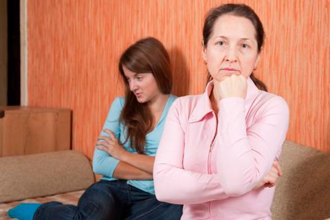 Seguir viviendo con los padres tras la adolescencia genera conflictos
