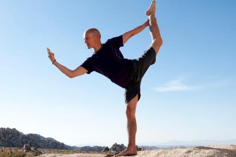 Hombre practica yoga al aire libre