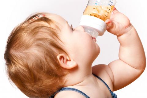 Recomiendan no dar zumos de frutas a bebés menores de un año