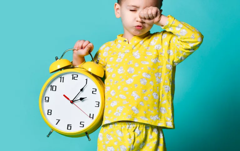 Niño adaptándose al cambio de hora