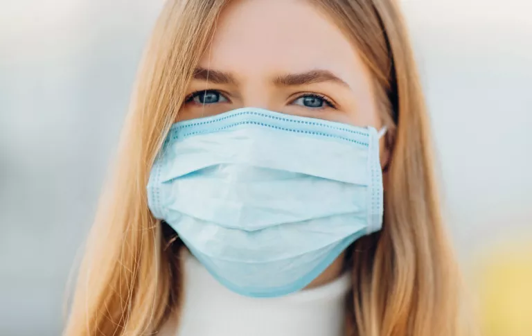 Mujer con mascarilla quirúrgica