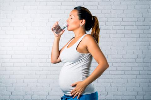 Mujer bebe agua por diabetes insípida