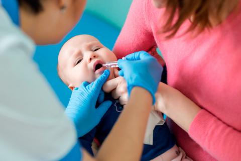 Bebé siendo vacunado de difteria