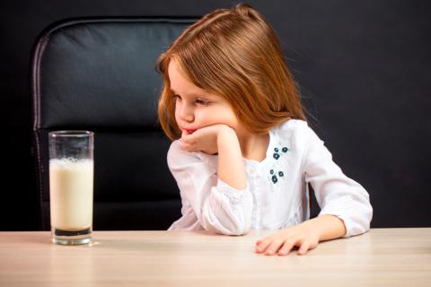 Niña no toma leche por que tiene galactosemia