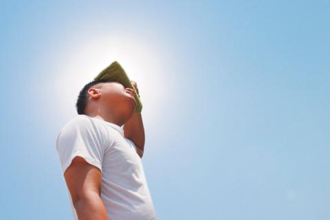 Hombre se tapa del sol para evitar un golpe de calor
