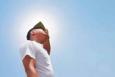 Hombre se tapa del sol para evitar un golpe de calor
